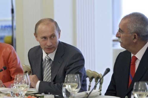 Putin expertům nevyvrátil spekulace o svém návratu do Kremlu. Putin expertům nevyvrátil spekulace o svém návratu do Kremlu.